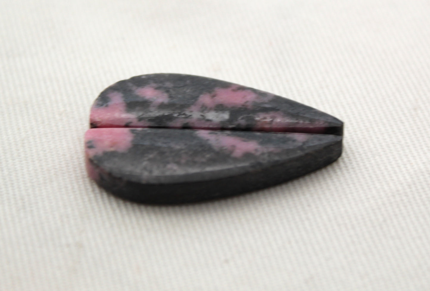 Paire de Cabochons triangle Rhodonite Gemstone rose noir