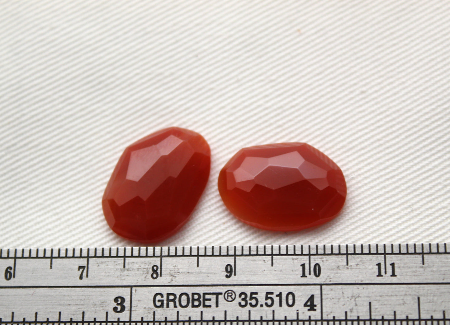 <tc>Deux Cabochons de Cornaline facettés pierre orange</tc>