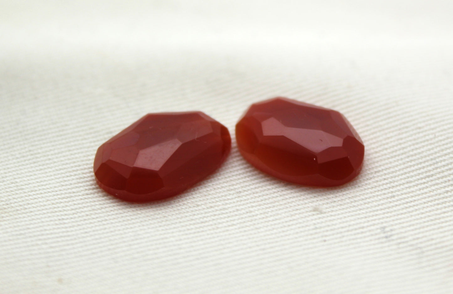 <tc>Deux Cabochons de Cornaline facettés pierre orange</tc>