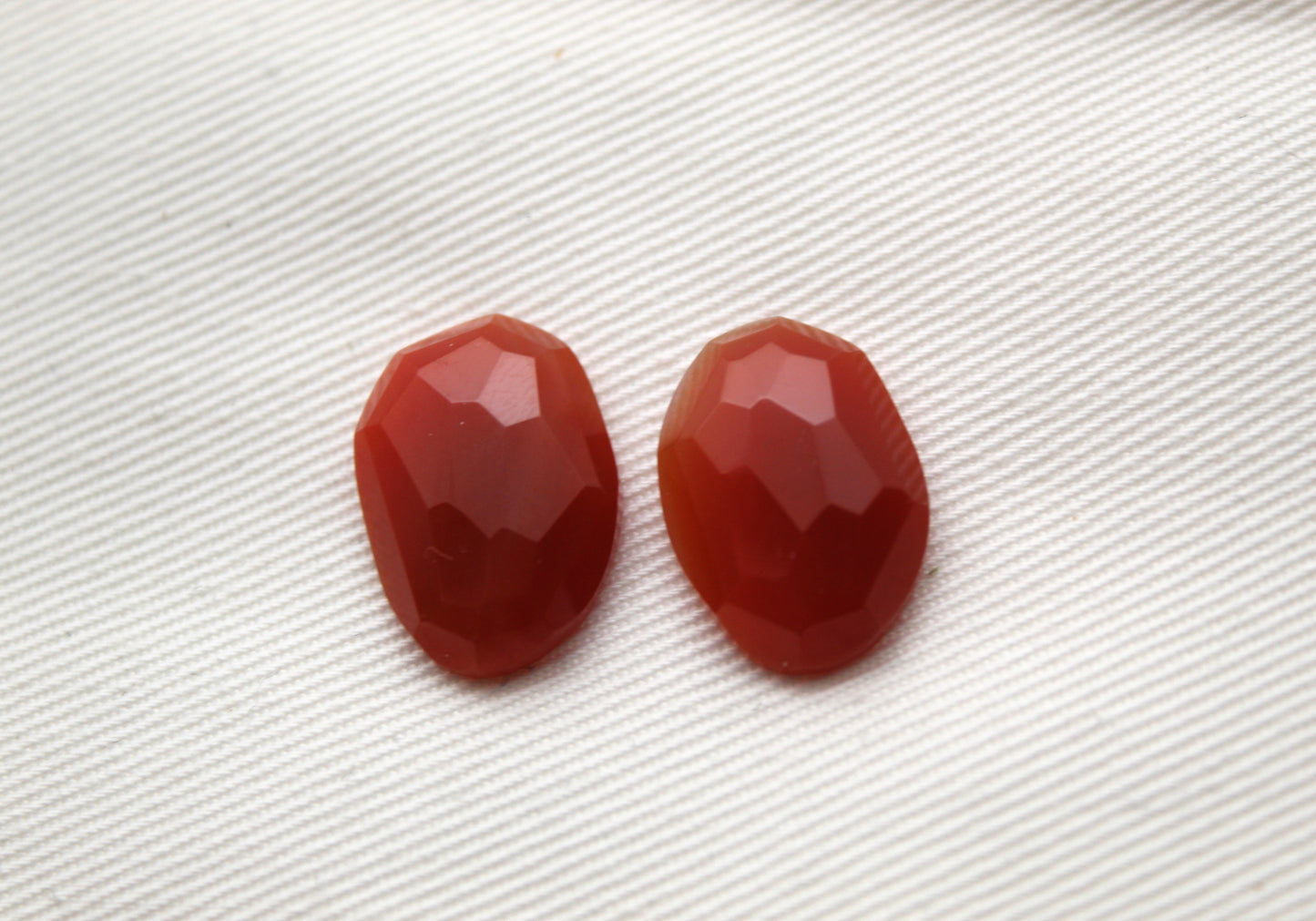 <tc>Deux Cabochons de Cornaline facettés pierre orange</tc>
