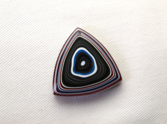 <tc>Cabochon de Fordite blanc rouge noir bleu trillion</tc>