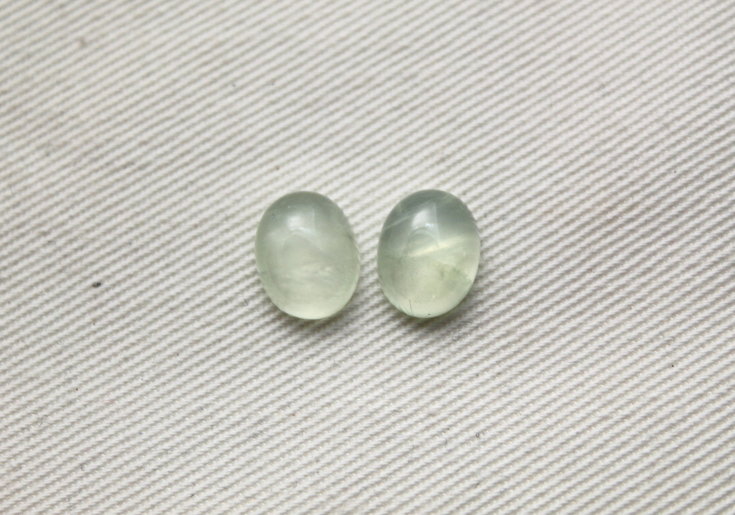DEUX cabochons de prehnite Gemstones Ovale 8x10MM