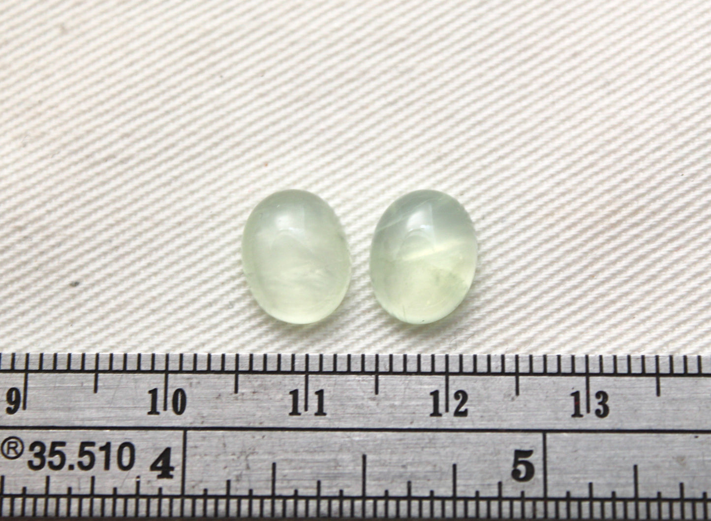 DEUX cabochons de prehnite Gemstones Ovale 8x10MM