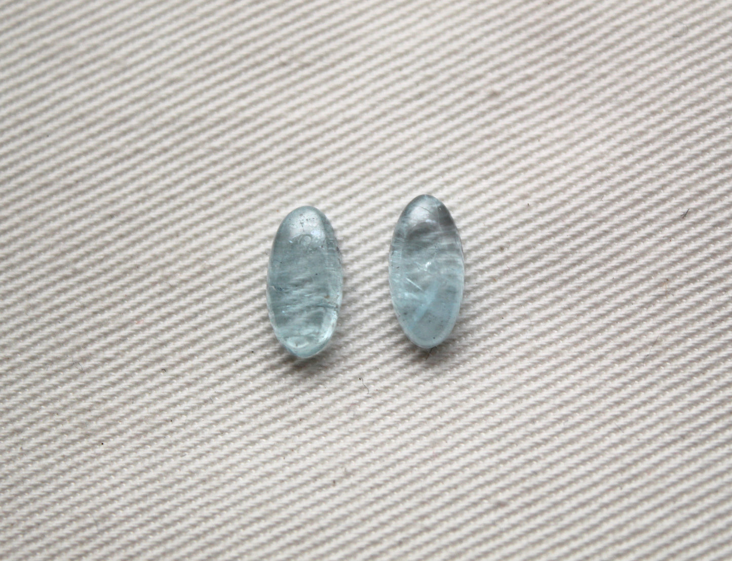 DEUX pierres précieuses naturelles cabochon aigue-marine de forme libre