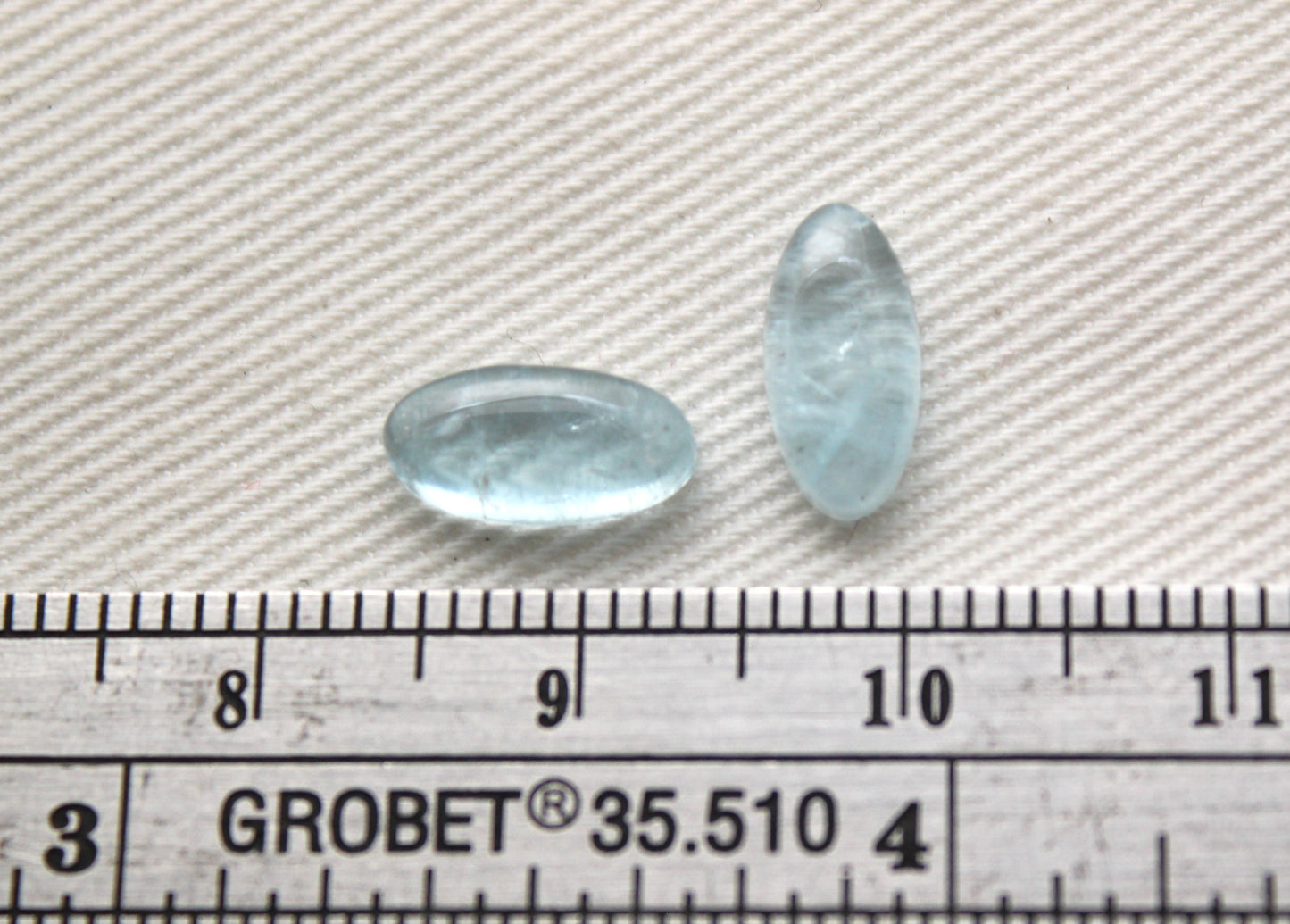 DEUX pierres précieuses naturelles cabochon aigue-marine de forme libre