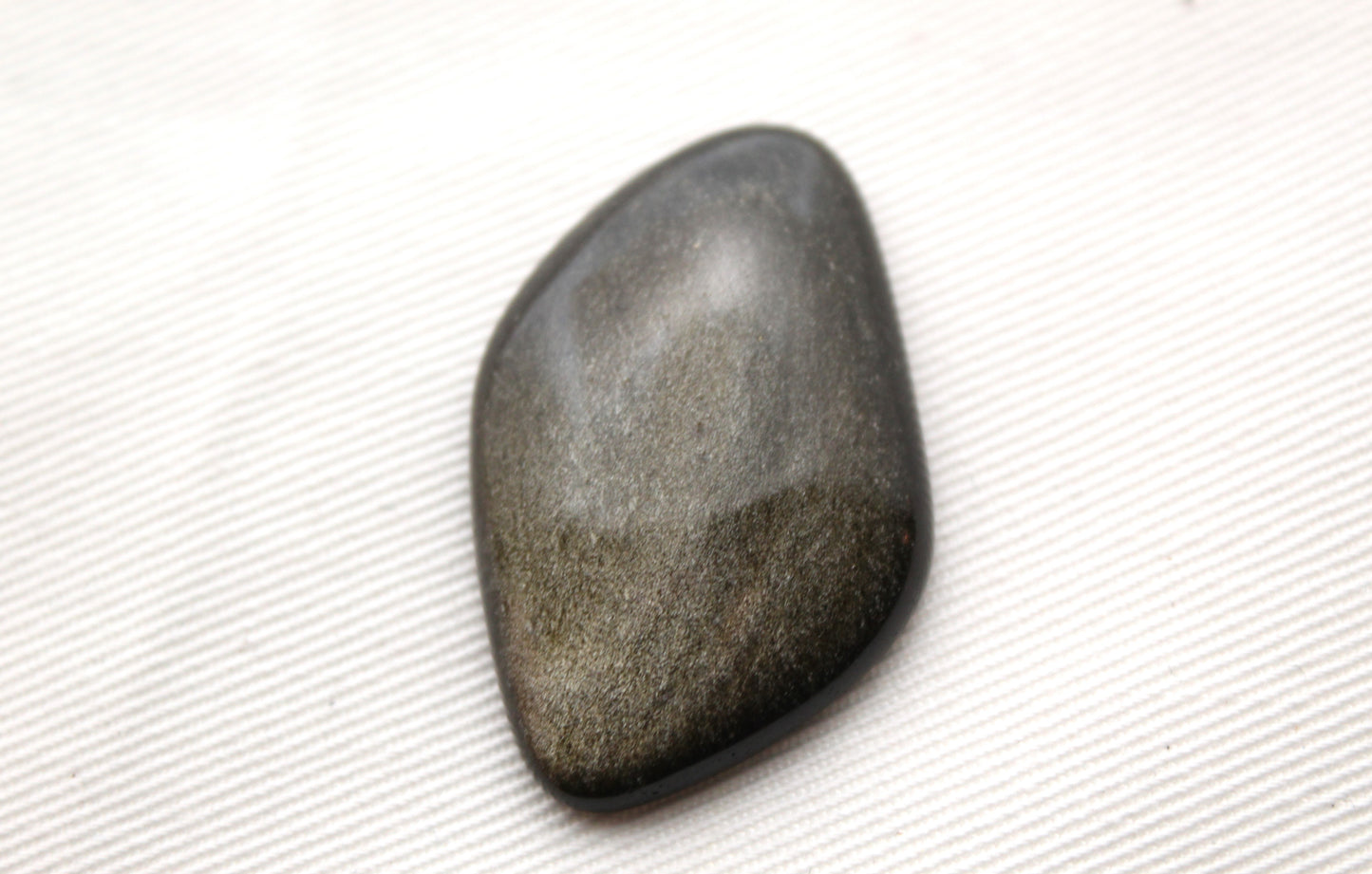 Cabochon d'obsidienne en or, forme libre, pierre gemme noire