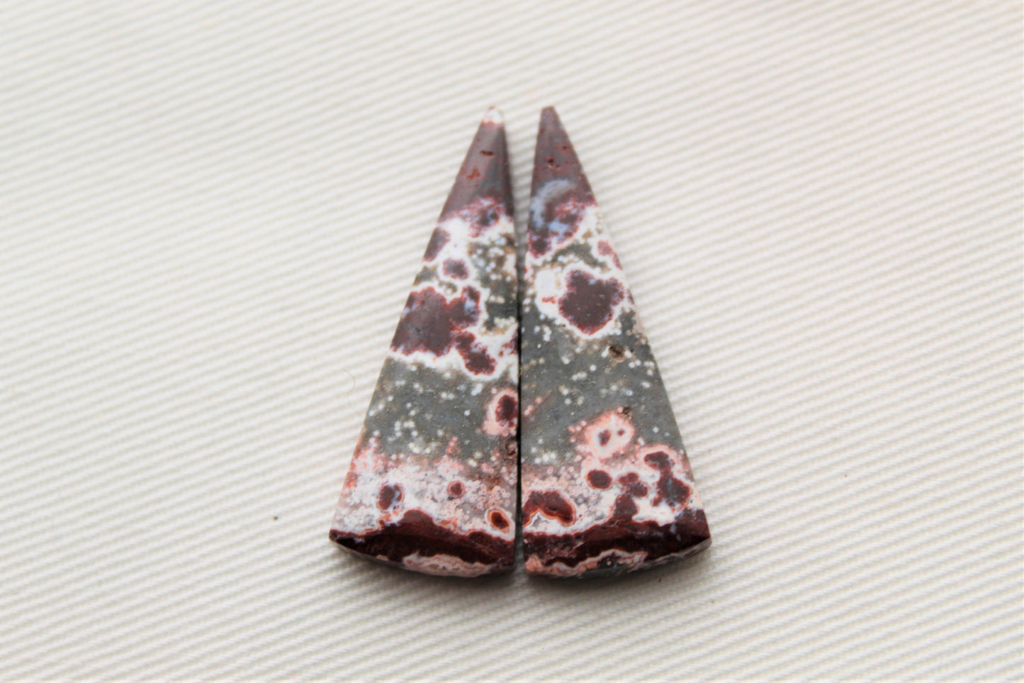 <tc>Paire de cabochons de jaspe de rivière multicolore triangle pierres naturelles</tc>