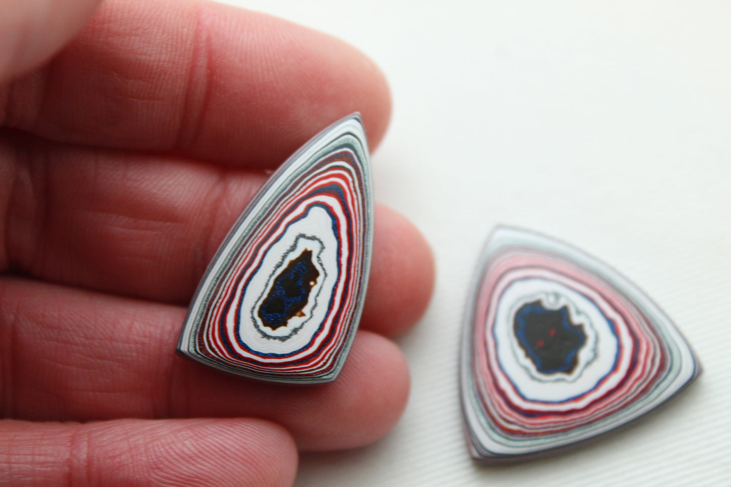 Fordite Cabochon triangle Paire blanc rose noir