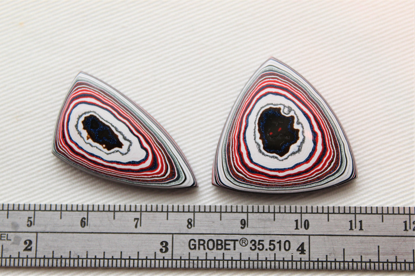 Fordite Cabochon triangle Paire blanc rose noir