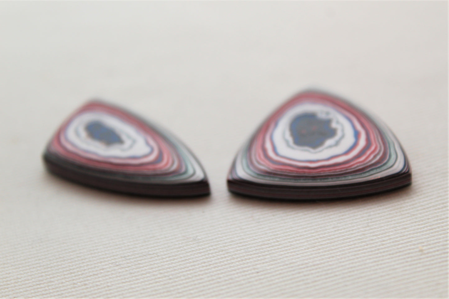 Fordite Cabochon triangle Paire blanc rose noir