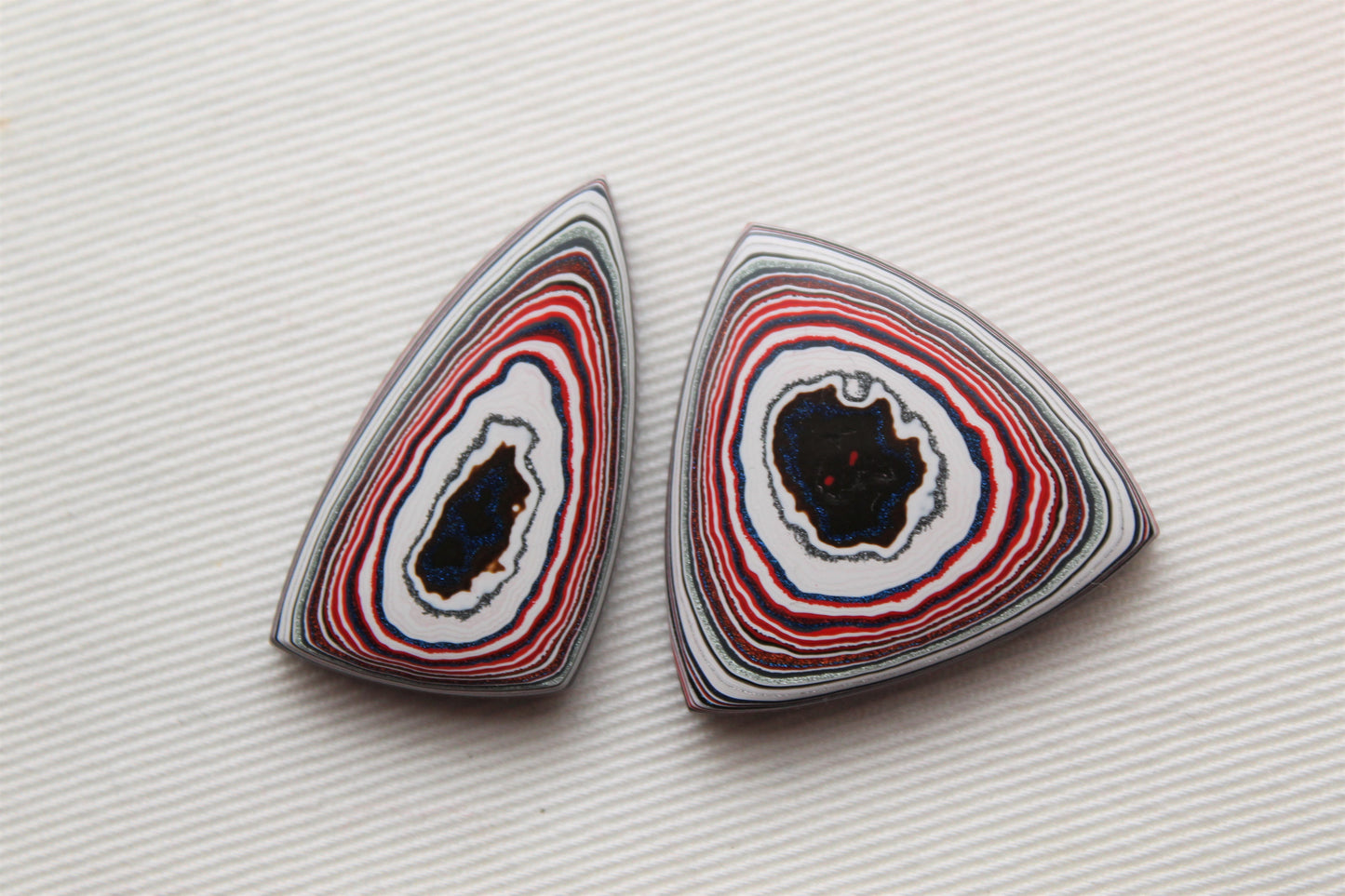 Fordite Cabochon triangle Paire blanc rose noir