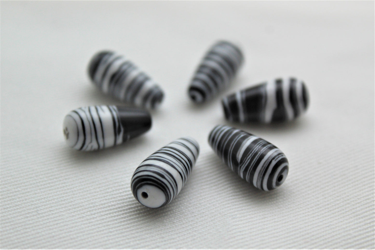 6 Glass Beads Teardrop Beads Black and white