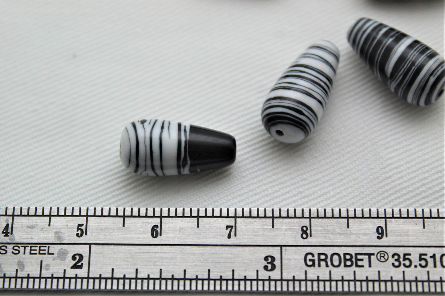 6 Glass Beads Teardrop Beads Black and white