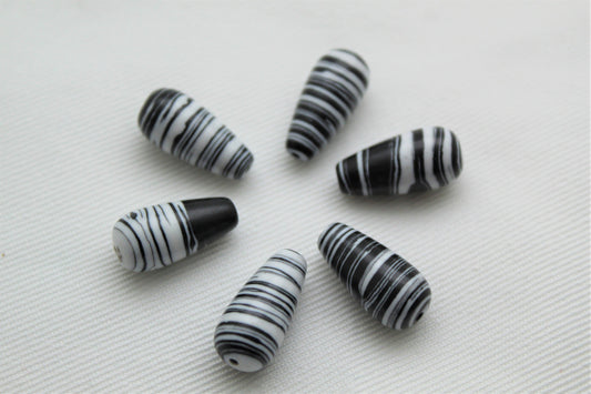 6 Glass Beads Teardrop Beads Black and white