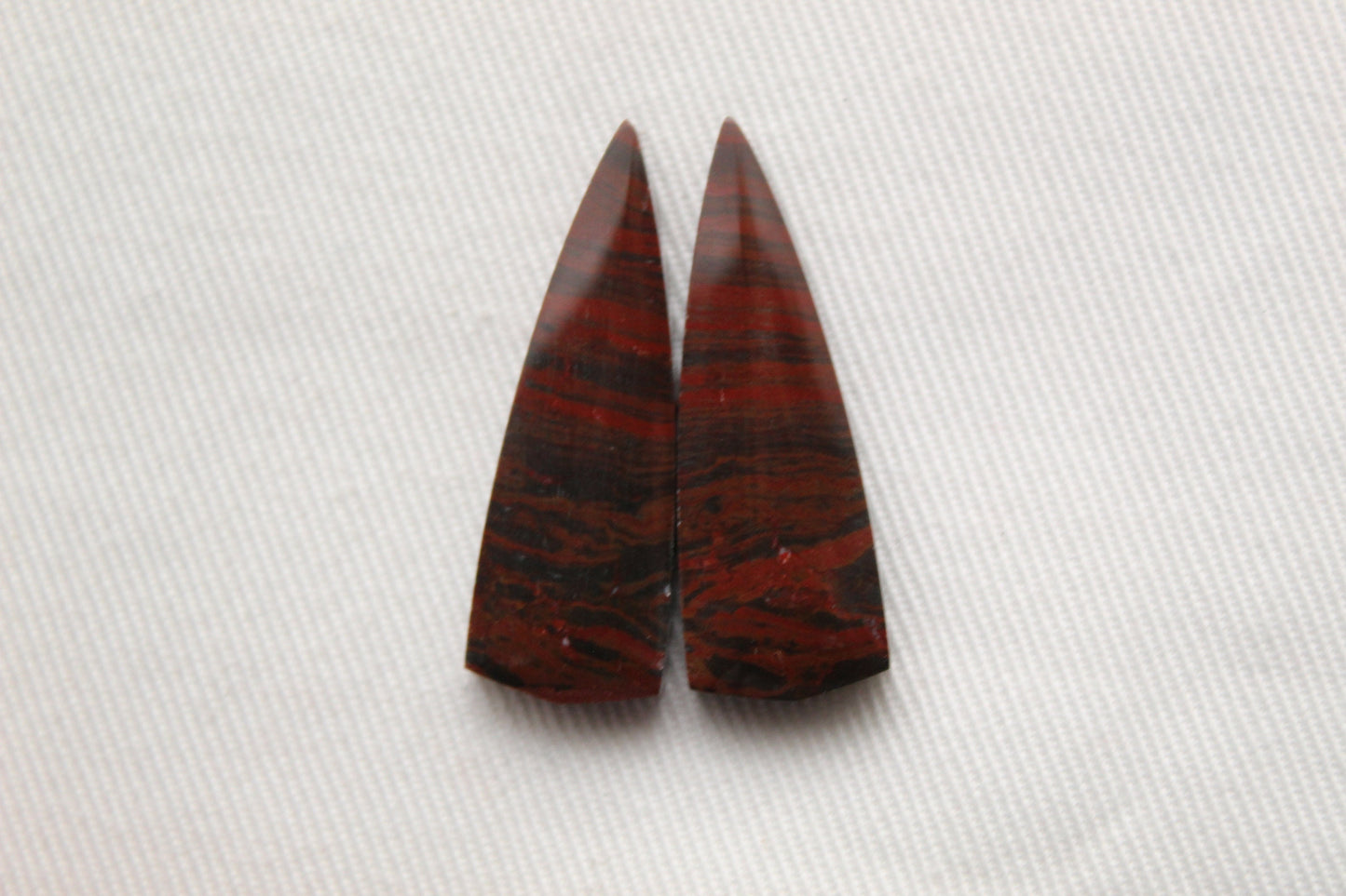 Paire de Cabochons en Jaspe Rouge Riche