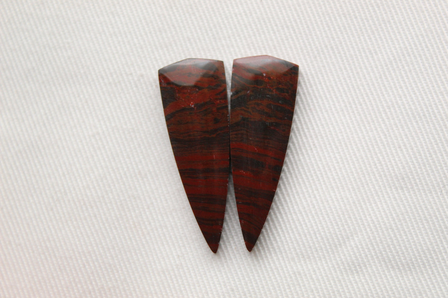 Paire de Cabochons en Jaspe Rouge Riche