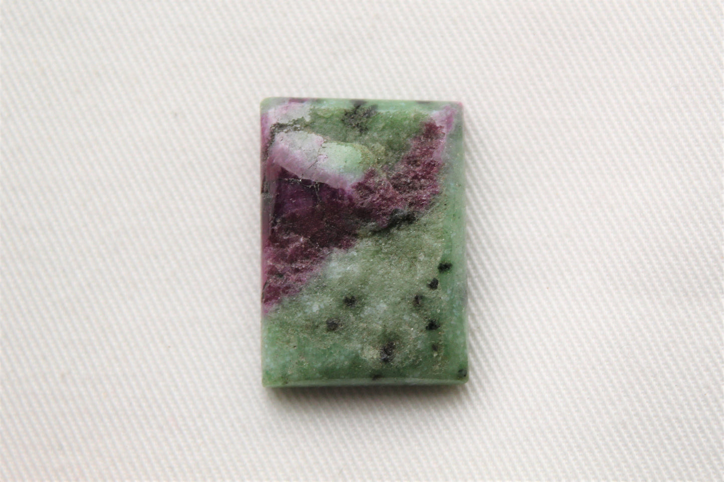 Ruby Zoisite Rough Top Cabochon Gemstone rose vert