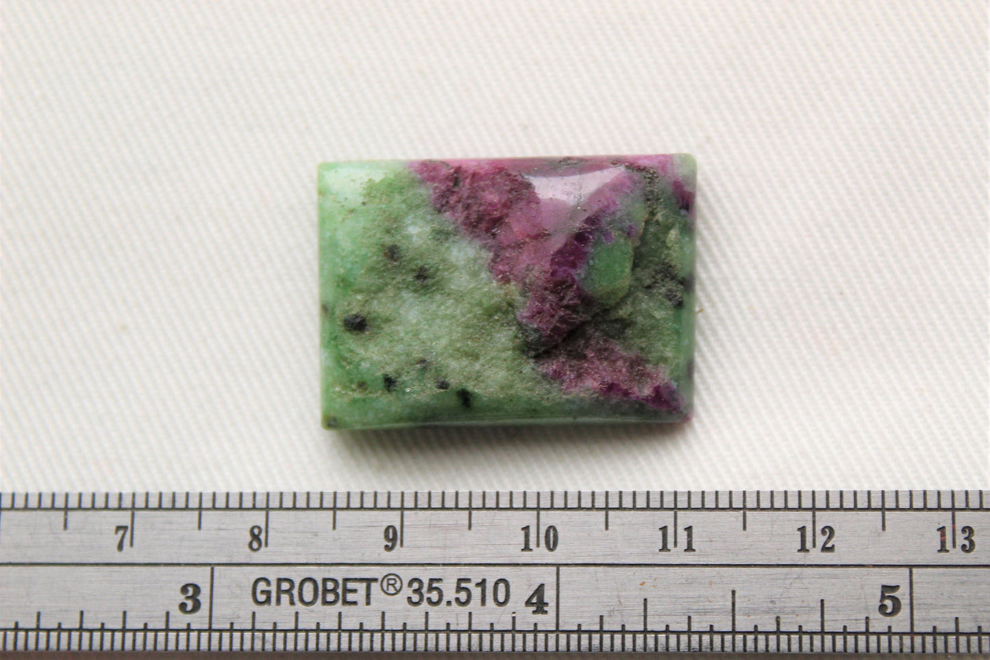 Ruby Zoisite Rough Top Cabochon Gemstone rose vert