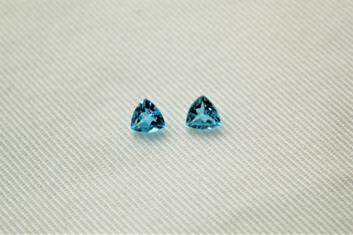 Deux trillions de pierres précieuses bleues topaze à facettes 5MM