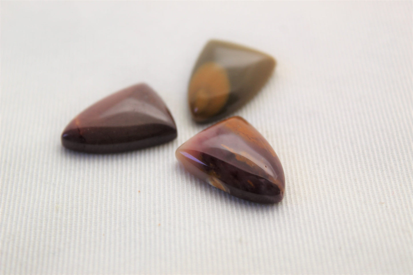 Lot de trois cabochons mookaite 15 x 20 MM Gemstones round